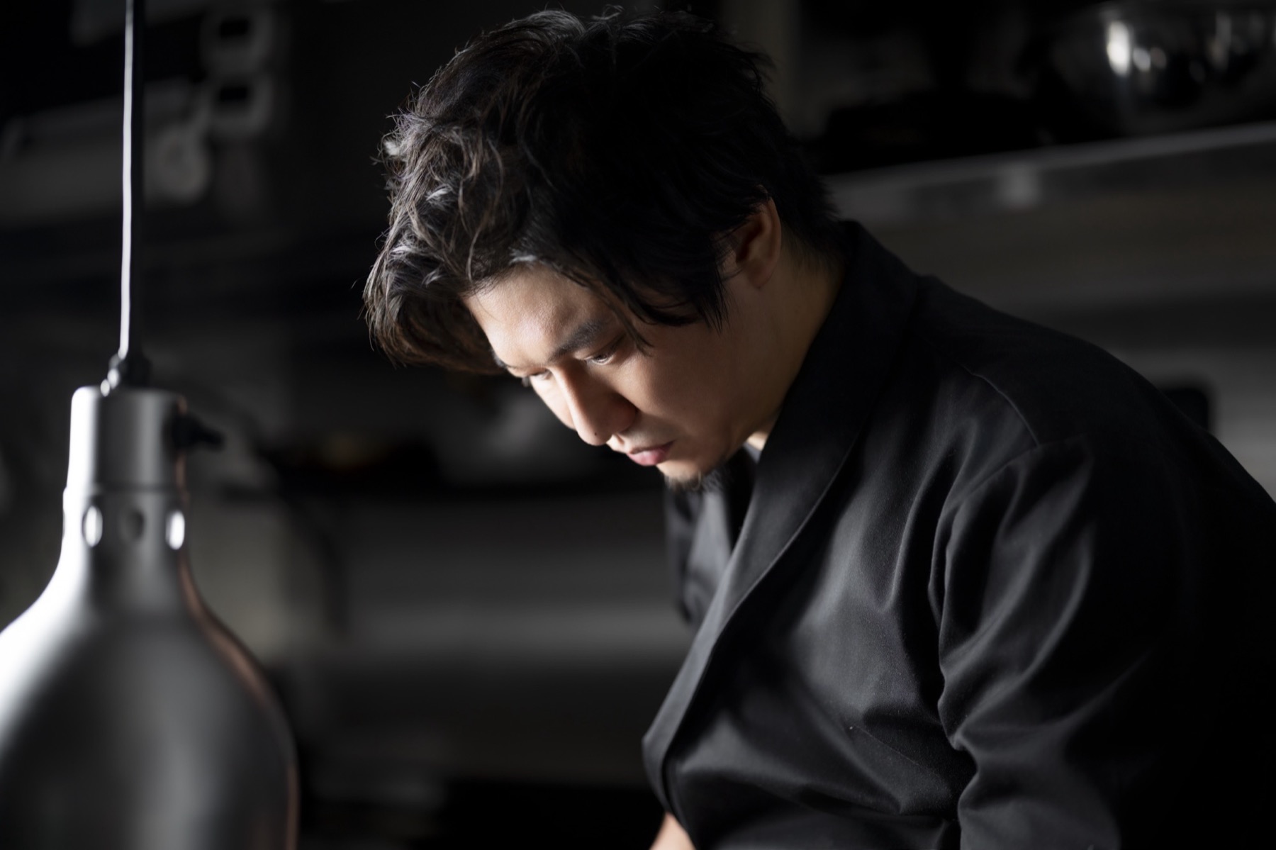 仕込みに向かう料理長 池本孝弘